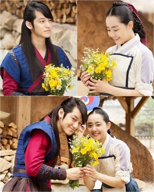 Kim Bum memberikan bunga untuk Moon Geun Young. ©soompi.com