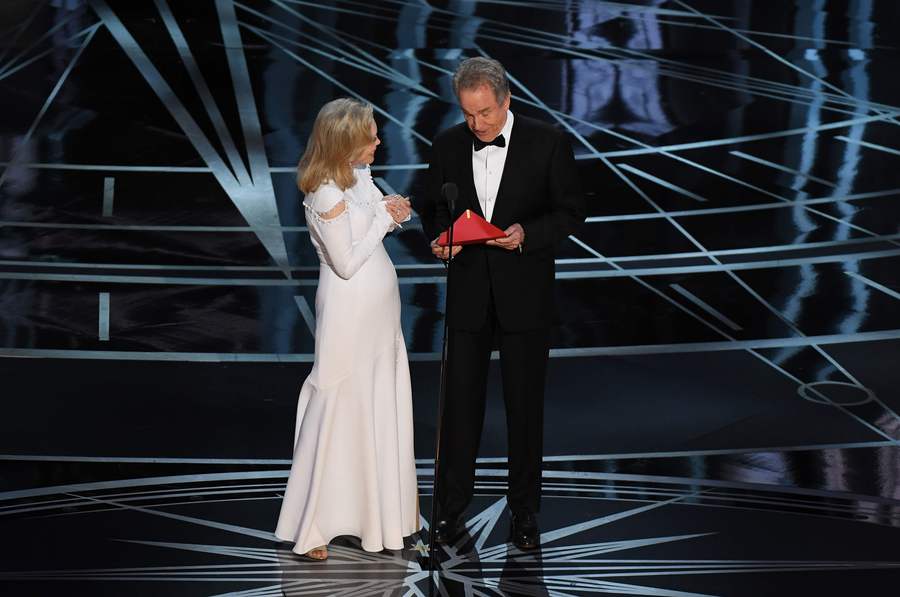 Momen Faye Dunaway dan Warren Beatty kebingungan di atas panggung/©AFP