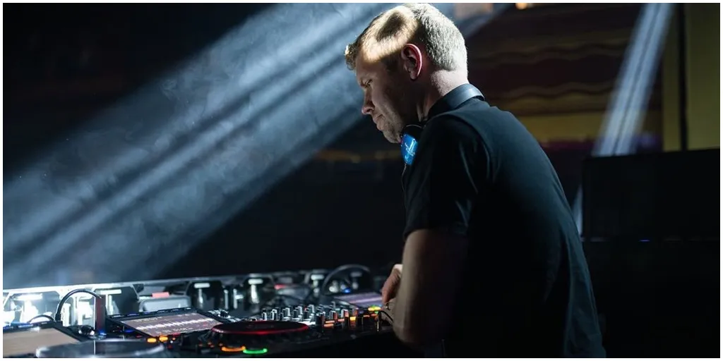 Morgan Page - Dancing All Alone feat. TELYKAST (Terjemahan)