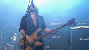 Setelah main 3 lagu, Lemmy menyatakan tak kuat lagi melanjutkan shownya © Youtube.com/Motorhead