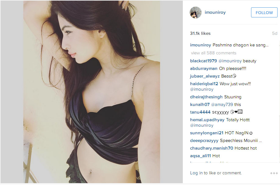 Mouni Roy tampil menggoda dengan bikini hitam © Instagram.com/imouniroy