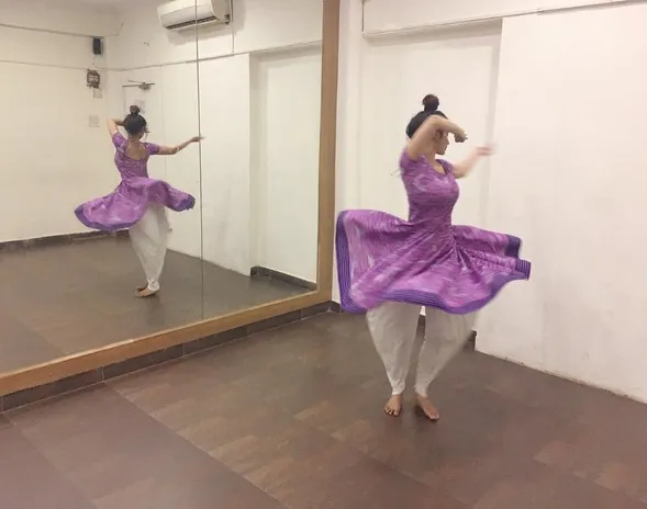 Mouni sedang latihan menari untuk film GOLD? ©instagram/imouniroy
