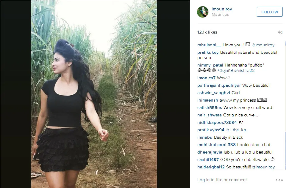 Ini dia penampilan sederhana ala Mouni Roy di kebun tebu @instagram.com/imouniroy