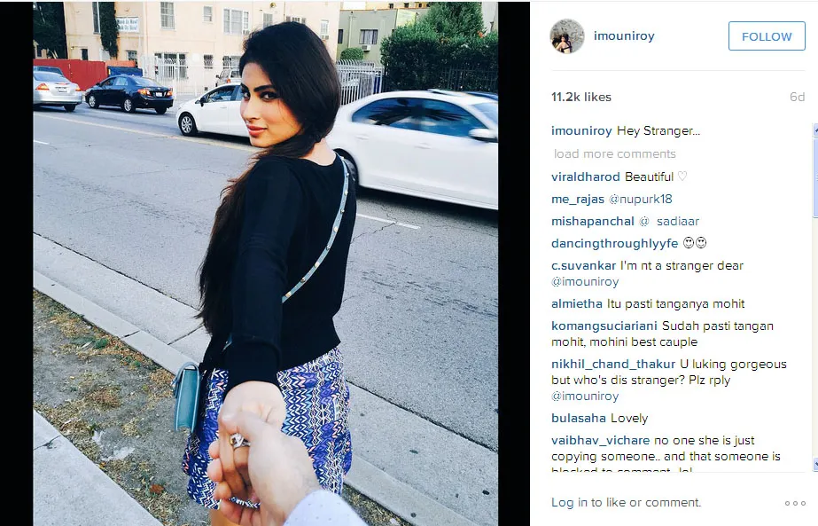 Ini dia pose Mouni yang menggandeng mesra seorang pria, benar Mohit? @instagram.com/imouniroy