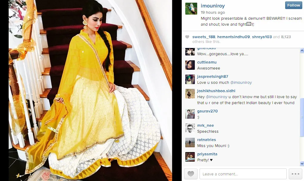 Ini dia pose serba kuning yang terpancar cerah dalam penampilan Mouni Roy @instagram.com/imouniroy