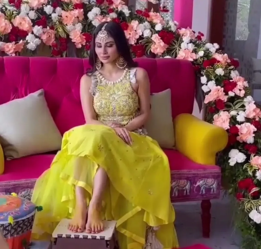 Mouni menggelar acara pernikahannya di Goa, India. Ia mengundang seluruh keluarga ke sana.