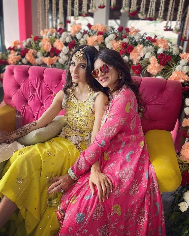 Sederet artis TV papan atas India datang ke Goa untuk memeriahkan upacara pernikahan Mouni.