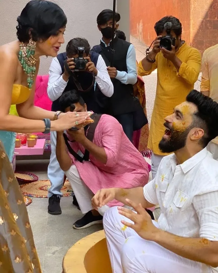 Selain mehendi, Suraj dan Mouni juga menggelar upacara haldi bersama keluarga dan sahabat.
