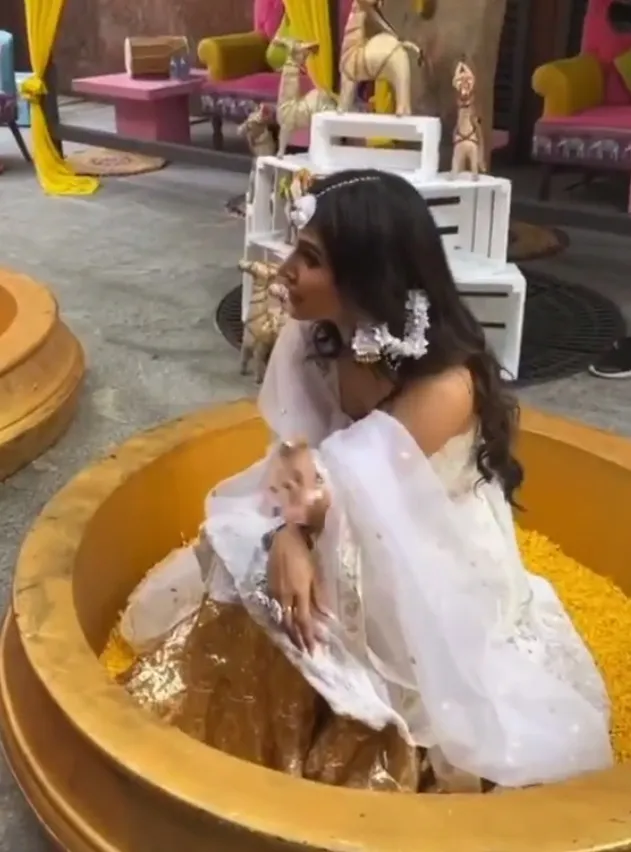 Mouni sangat menikmati pesta di hari bahagianya. Ia pun menyiapkan banyak outfit cantik.