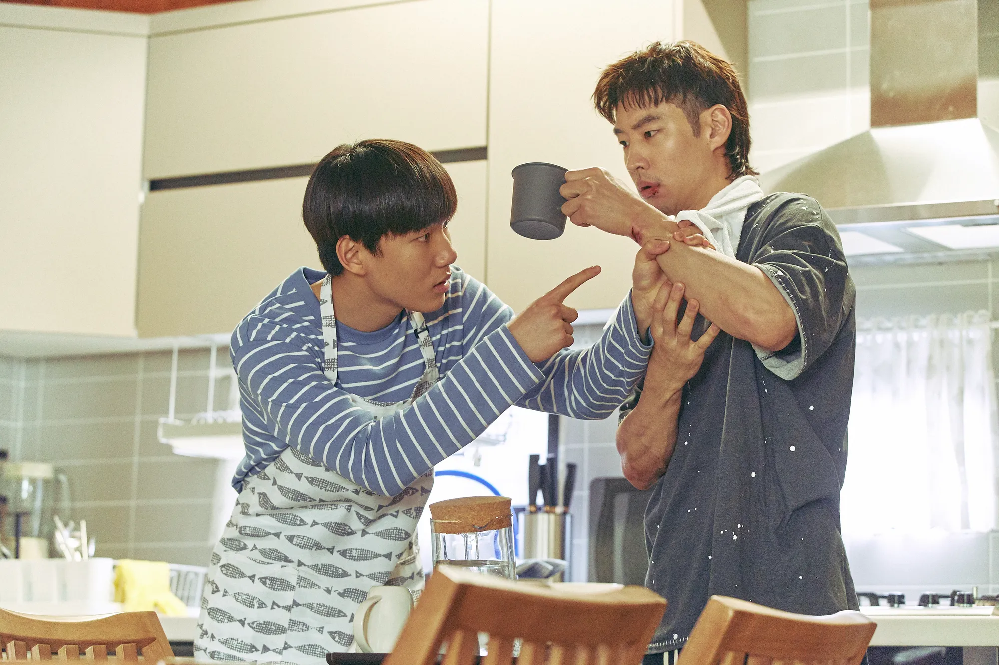 Lee Je Hoon dan Tang Jun Sang di MOVE TO HEAVEN © Netflix