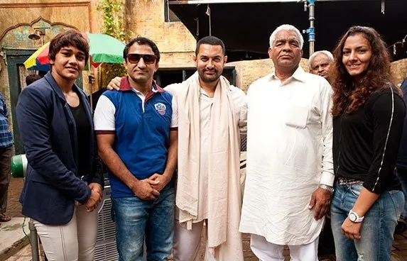 DANGAL dibuat atas kisah nyata Geeta Phogat (paling kiri) dan hasilnya amazing ©frizzyfilm