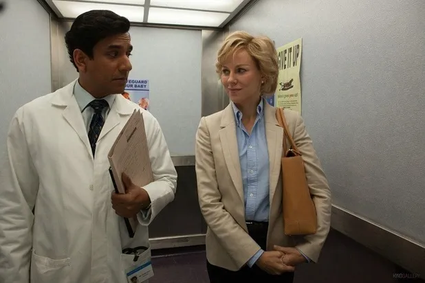 Diana bersama dokter jantung Dr Hasnat Khan (Naveen Andrews)
