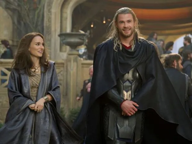 Salah satu adegan THOR: THE DARK WORLD yang menampilkan Jane Foster dengan Thor | Foto: Jay Maidment