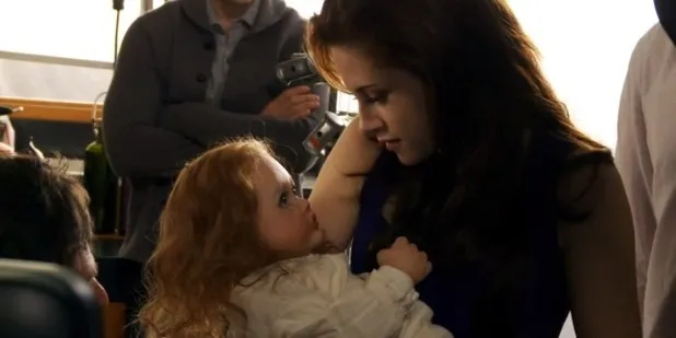 Kristen Stewart menggendong bayi Renesmee
