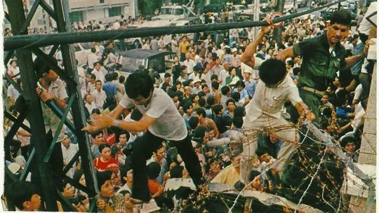 Aksi nekat warga Saigon menerobos pagar pembatas/©Moxie Firecracker Films