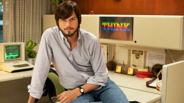 Ashton Kutcher memanfaatkan kesempatan untuk bermain menjadi sosok Steve Jobs.