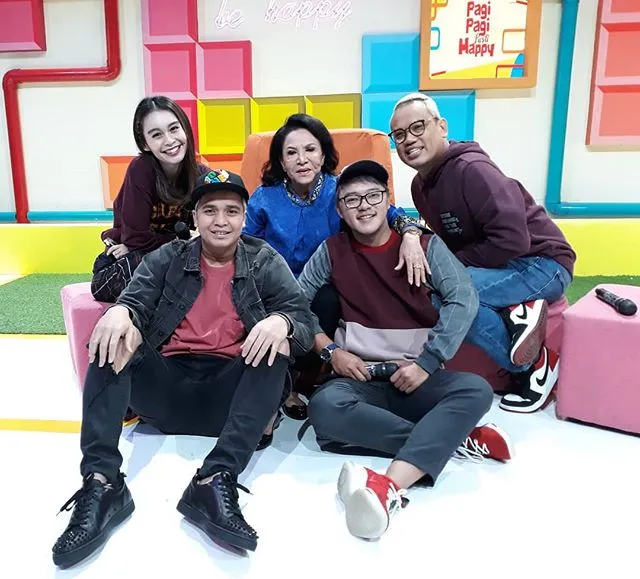 instagram.com/mpok.atiek