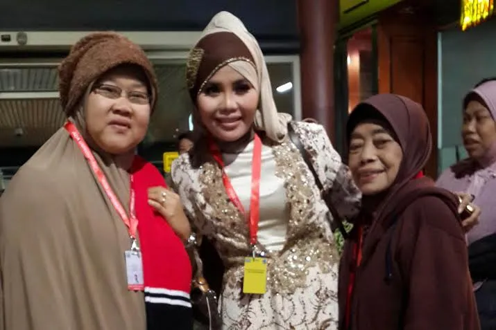 Mpok Nori sebelum berangkat ke Tanah Suci.