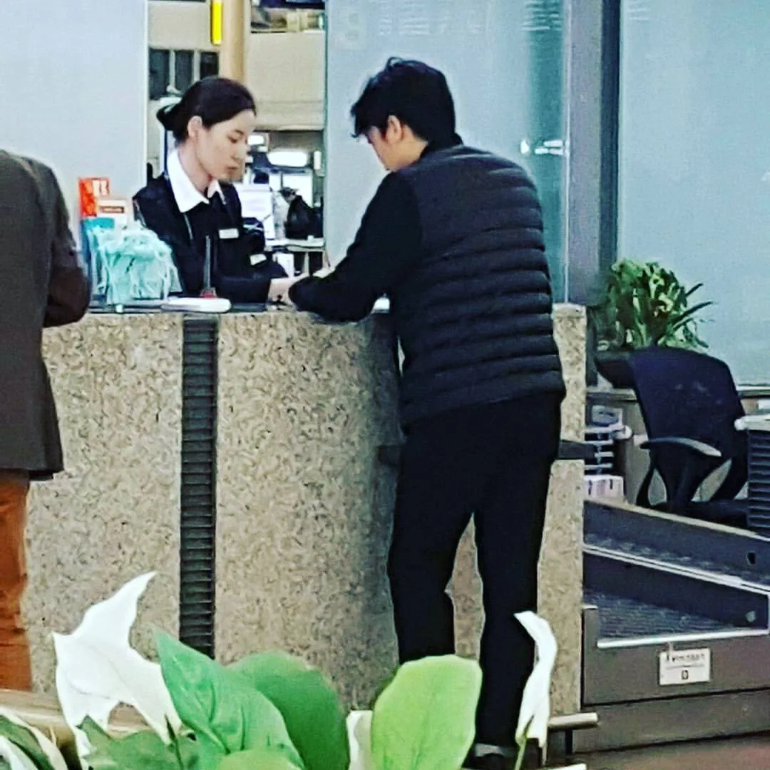 Manajer Song Joong Ki juga terlihat berada di bandara © Istimewa