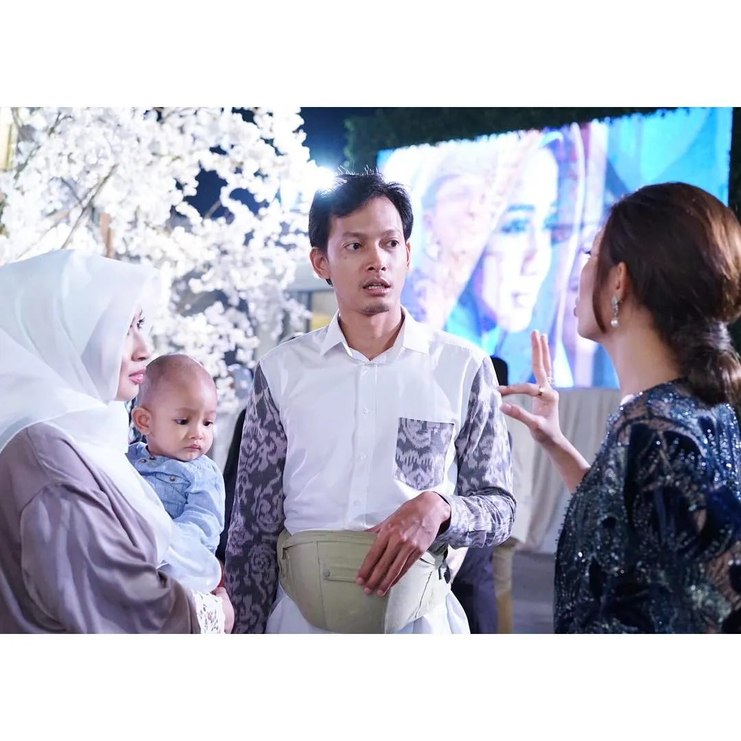 Ayu Dewi nngobrol bareng Fedi dan istri di resepsi Bella © instagram.com/mrsayudewi