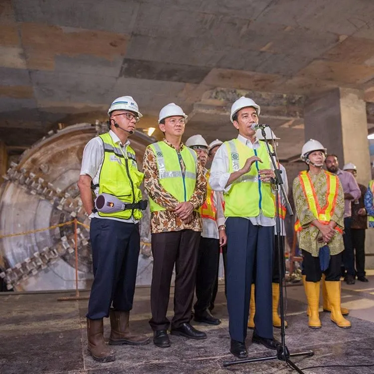 Ahok dan Jokowi meninjau proses pembangunan MRT di Jakarta © Instagram.com/mrtjkt