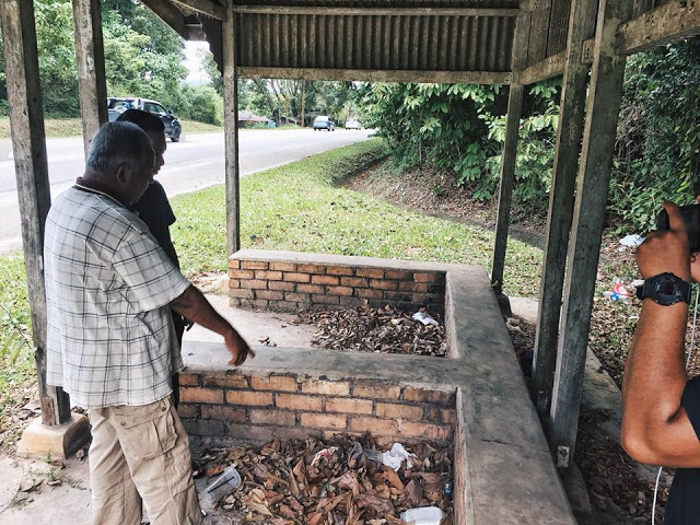 Abdul Khalid menunjukkan tempat dimana ia menemukan bayi mungil tersebut © Siakap Keli