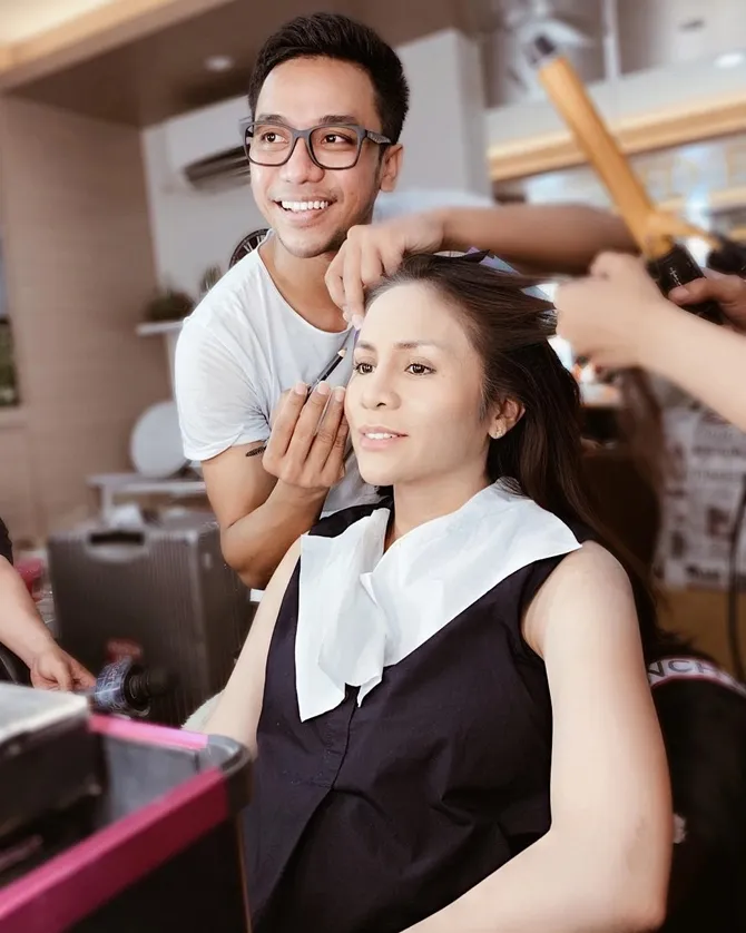 Bubah Alfian jadi MUA Momo Geisha untuk maternity shot © instagram.com/therealmomogeisha