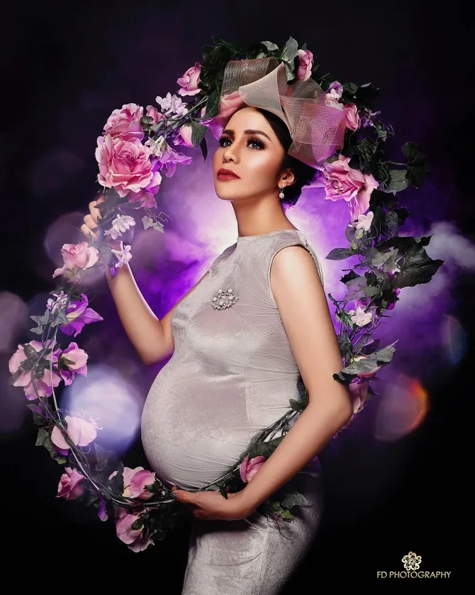 Momo Geisha dikelilingi bunga di foto maternity © instagram.com/therealmomogeisha