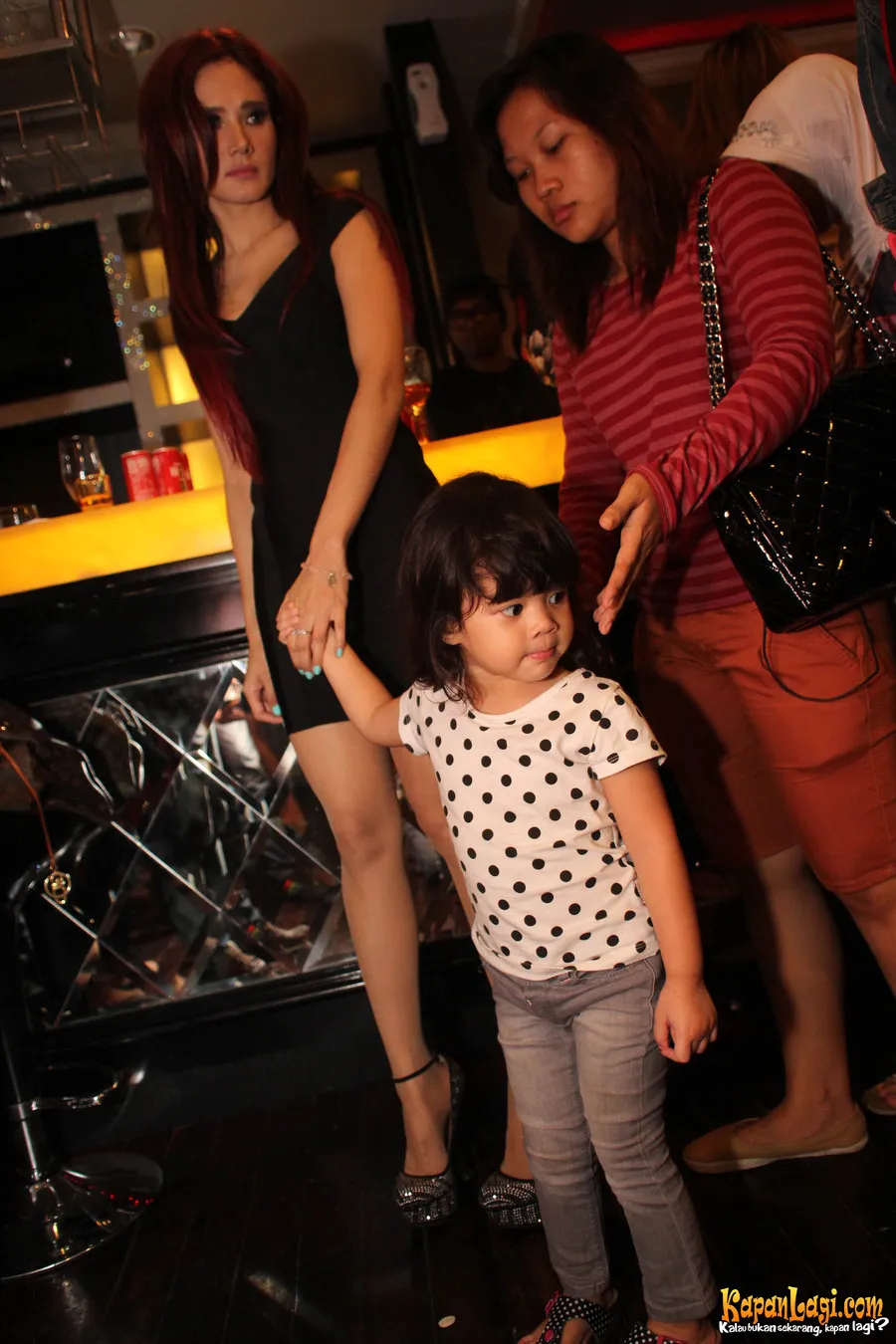 Mulan Jameela dan Safeea saat menghadiri private party launching karaoke Master Piece milik Ahmad Dhani ©KapanLagi.com/Budi Santoso