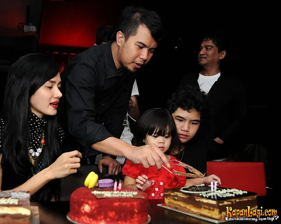 Mulan Jameela bersama keluarga Ahmad Dhani