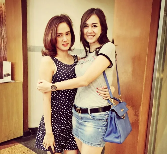 Mulan vs Aura Kasih, siapa yang lebih cantik? @ Path.com/Mulan Jameela