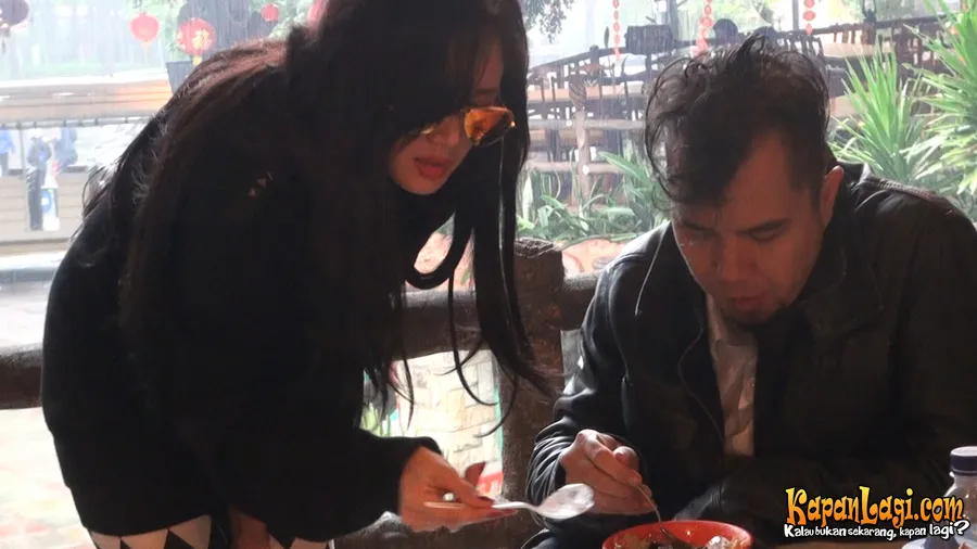 Mulan dan Dhani saat piknik bersama di Cisarua. @KapanLagi.com