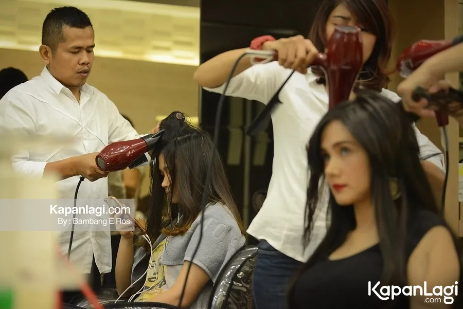 Tya dan Mulan saat merawat rambut © KapanLagi.com®/Bambang E Ros
