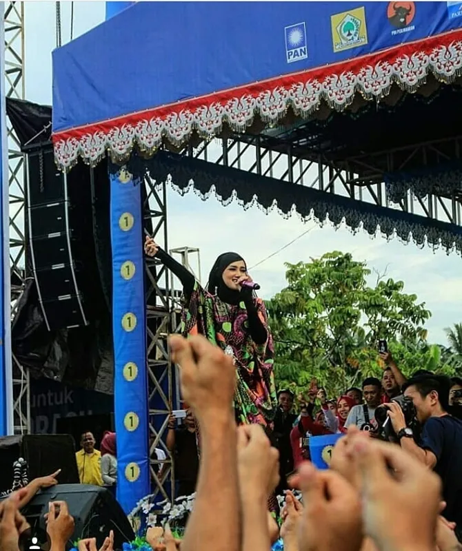 Mulan menghibur para hadirin. (Credt: Instagram/@mulanjaameela1fcb)