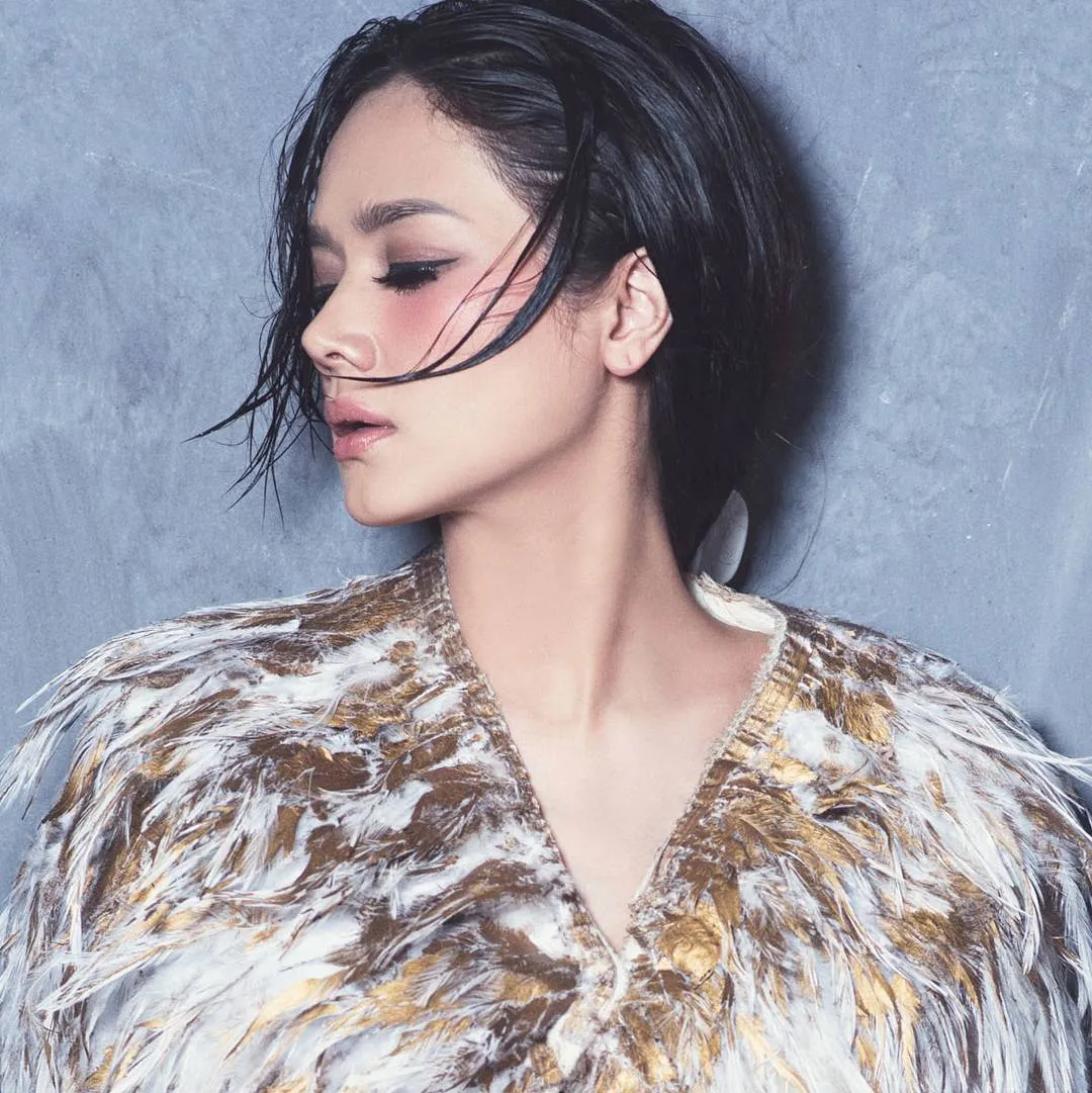 Pamer Jawline, Mulan Jameela tampil dengan rambut basah. Credit: via instagram.com/riomotret