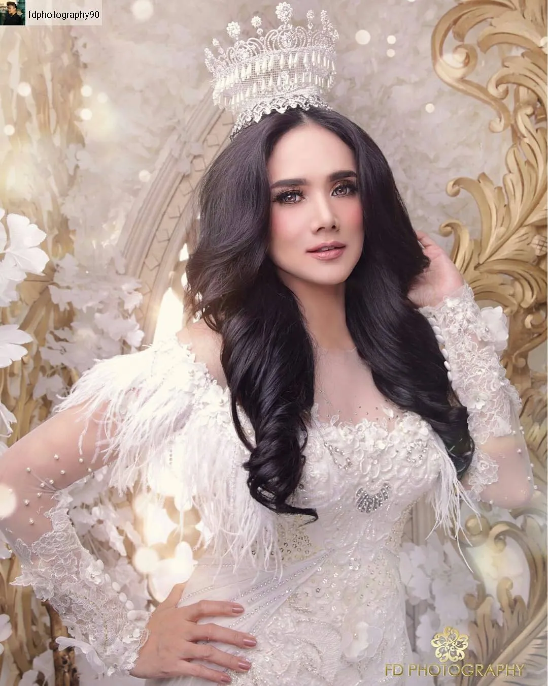 Penampilan cantik Mulan Jameela bak seorang ratu. Credit: via instagram.com/mulanjameela1