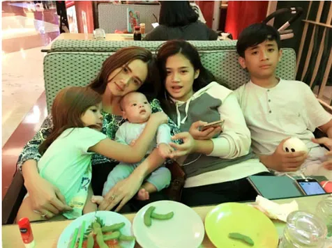 Mulan Jameela bersama empat anak kandungnya © Path