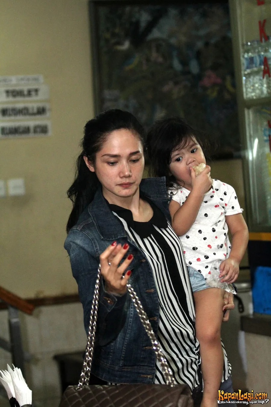 Mulan Jameela sempat menghindari wartawan dan masuk restoran Padang untuk membeli kerupuk. Foto: Acat