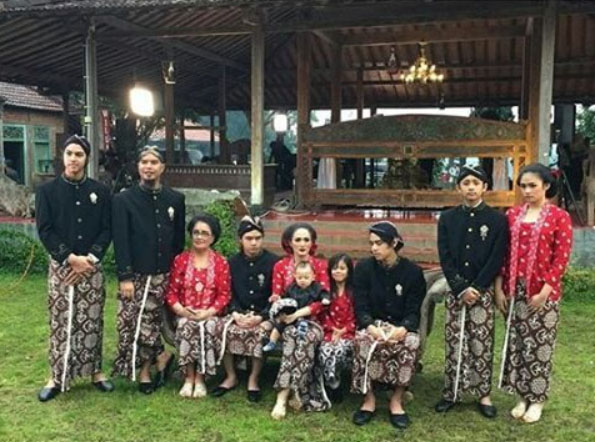  Tedak  Siten  Baby Er Keluarga Ahmad Dhani Pakai Baju  Adat 