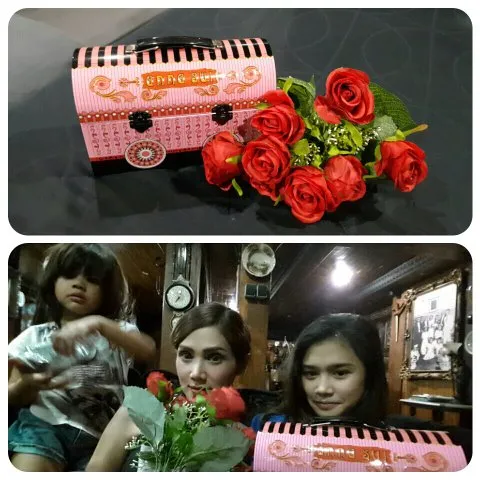 Mulan bersama Safeea dan Tiara di Hari Ibu / © Mulan Twitter