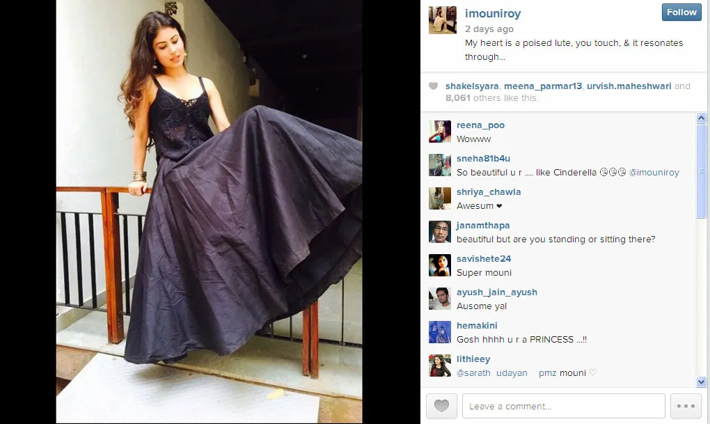 Ini dia rok lebar dipadu dengan pose melayang ala Mouni Roy, cantik bak Cinderella! @instagram.com/imouniroy