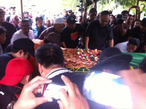 Suasana pemakaman jenazah @ KapanLagi.com