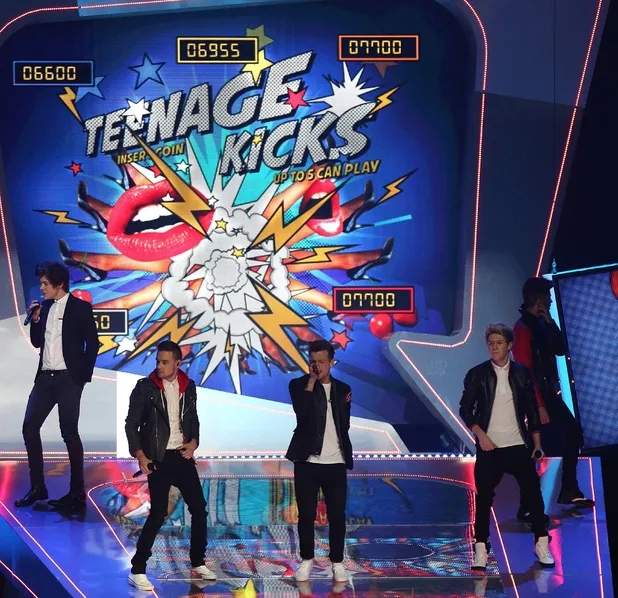 One Direction beraksi @foto: digitalspy.com