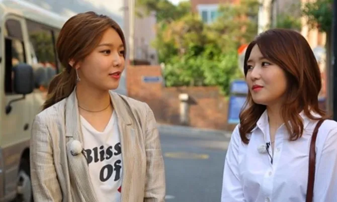 Sooyoung dan Soojin saat tampil di acara Taxi © tvN