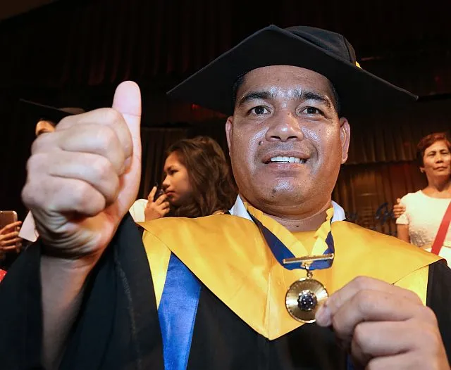 Erwin Macua, satpam Filipina yang mendapat gelar sarjana dari tempatnya bekerja sekaligus © CDN Filipina