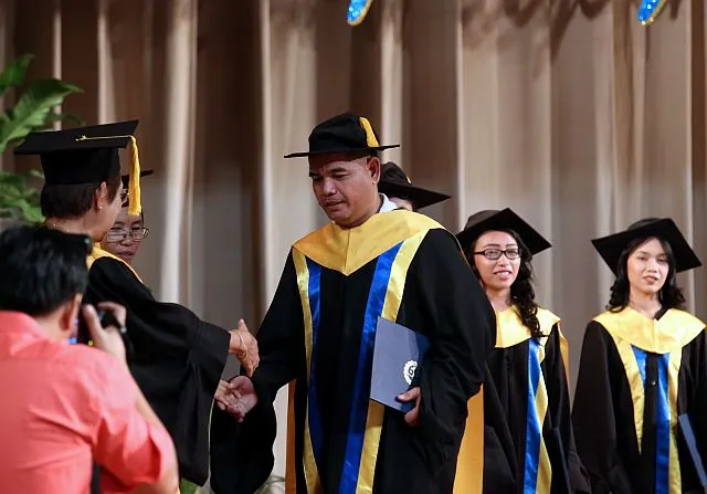 Pria ini mendapatkan gelar sarjana cum laudenya dalam 20 tahun sambil bekerja © CDN