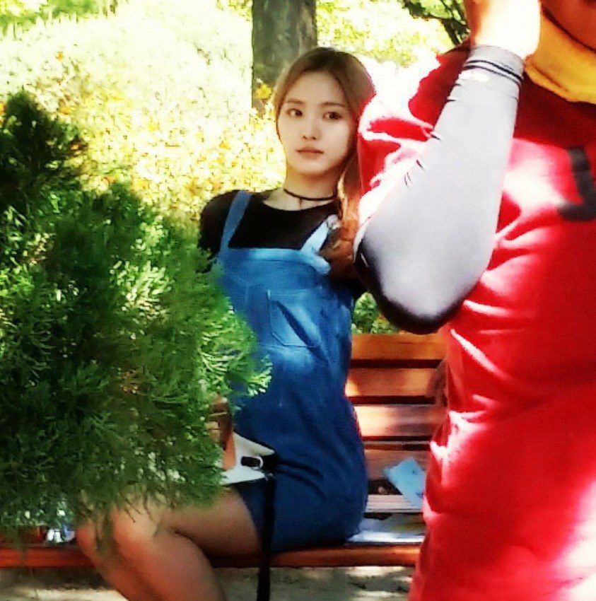 Na Eun A Pink saat tertangkap kamera berada di lokasi syuting 'Twenty Again' ©koreaboo.com