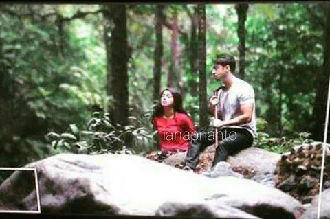 Shaheer dan Nabila tengah syuting di hutan belantara © Twitter.com/ShaheerSomyaFC