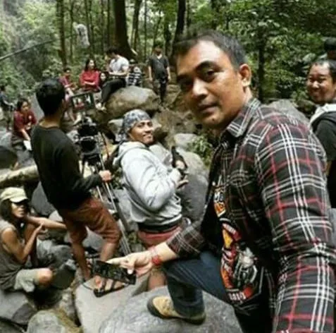 Salah satu kru pun iseng selfie di lokasi syuting © Twitter.com/ShaheerSomyaFC