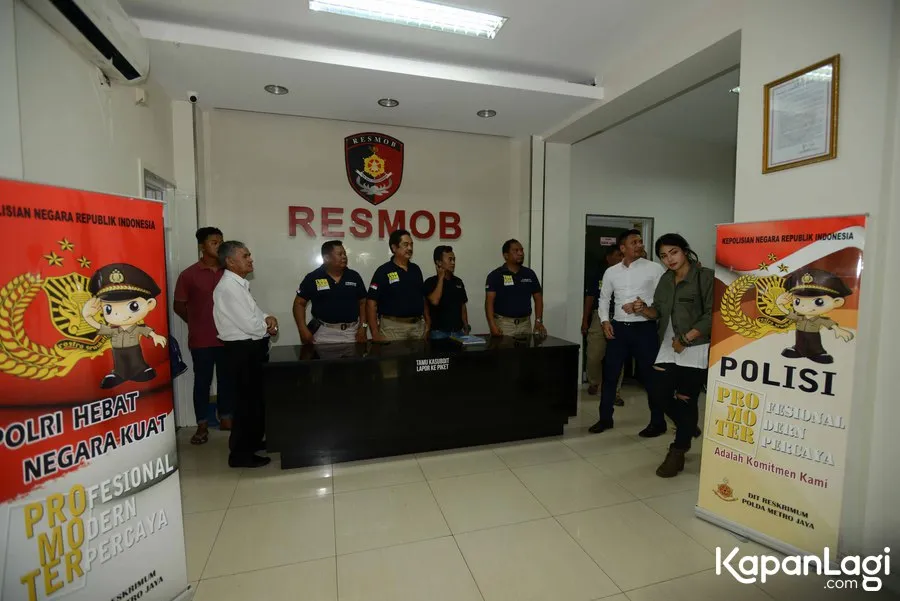 Nabila Putri diperiksa Resmob terkait senjata Gatot Brajamusti. ©KapanLagi.com/Muhammad Akrom Sukarya